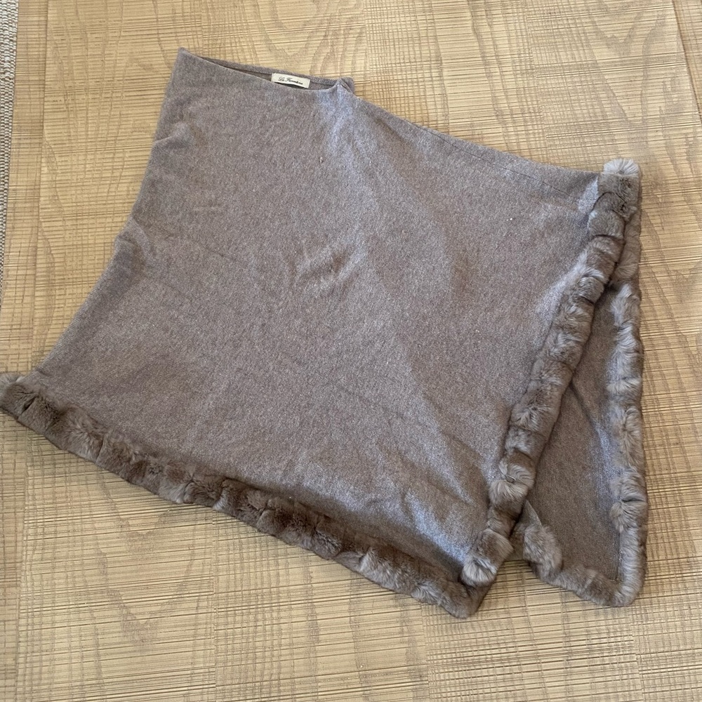 NEOT Rex Rabbit Trjmmed Shawl